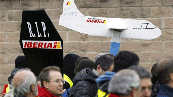 Manifestantes contra el ERE de Iberia